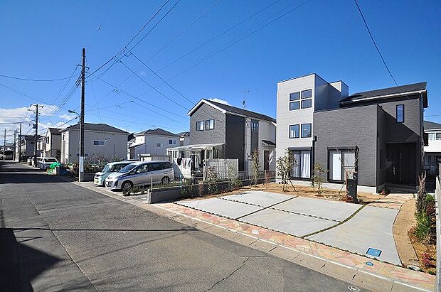 【前面道路含む現地外観写真】前面道路は6ｍあり、交通量も少なく駐車場しやすい区画です。