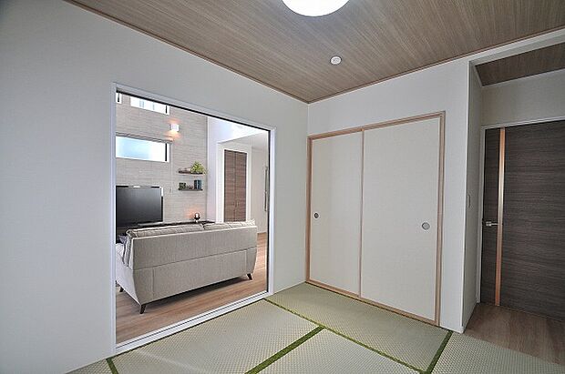 【1F和室5.2帖】リビングと段差のない和室は、お子様が安全に遊べるキッズスペースとして最適。将来は寝室としても使え、家族の成長に合わせて多用途に活用できる柔軟な空間です。