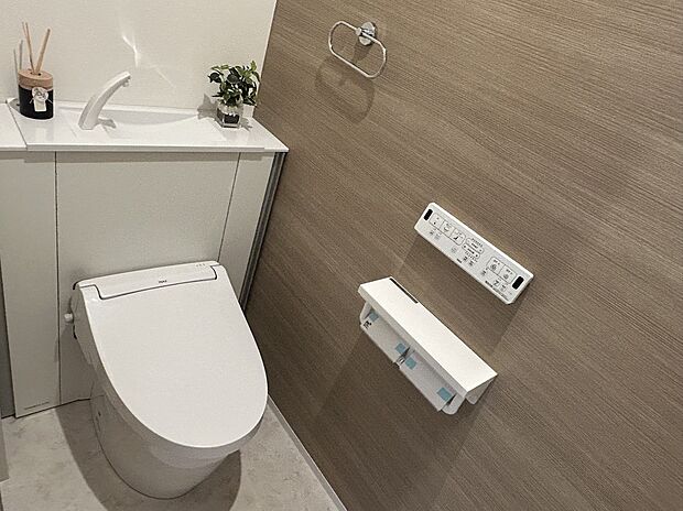 【【弊社施工事例】トイレ】収納付きで見た目も整いやすく、使い勝手に配慮したトイレ。タンクレス風デザインが、スタイリッシュな雰囲気を引き立てます。