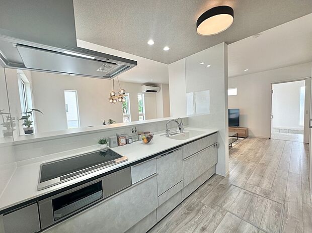 【【弊社施工事例】キッチン】スペースの広いキッチン！２人並んでも余裕の広さで、移動もスムーズに♪