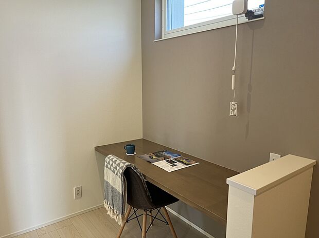 【ワークスペース】2階のホールにはワークスペースが付いていて、ちょっとした作業が可能なカウンター付き♪アイロンをかけたり、畳んだ洗濯物を置いておいたりと様々な用途でご利用いただけます♪