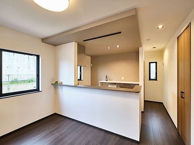 【ダイニング】キッチンからLDK全体が見渡せる、人気のストレートLDK。たっぷりの日光が入り、日中は照明いらずでお過ごしいただけます♪(弊社類似物件)