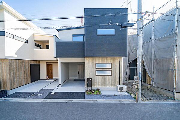 【現地外観写真(17号地)】
ツートンカラー×木目調のデザイン。個性を保ちつつ、街に違和感なく馴染み飽きのこない外観です。ガレージから室内まで、雨の日も濡れずに出入りが可能です。