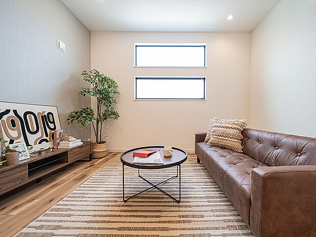 おひさまの光が奥まで届く設計。
広くゆとりのある気持ちいいリビングです。