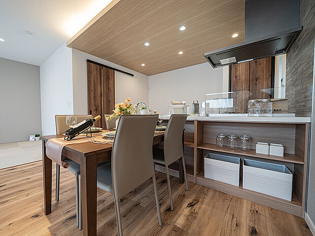 お料理しながら家族の顔が見える。まるでカフェみたいなキッチン、憧れませんか？