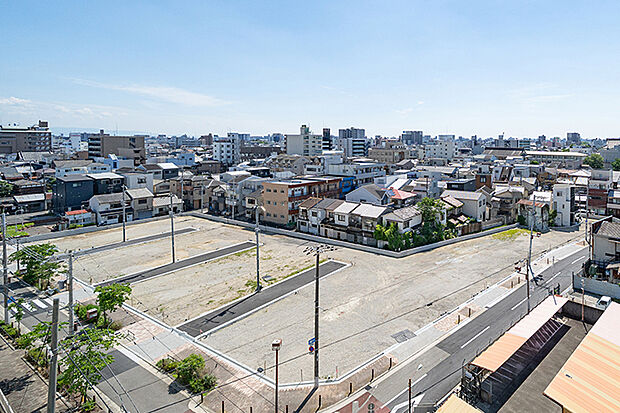 ゆとりある区画割りと統一感のある景観デザインが、住まう方のステイタスを象徴。都心へのスムーズなアクセスと、邸宅街ならではの落ち着いた住環境を同時に享受できる、プレミアムなロケーションです。