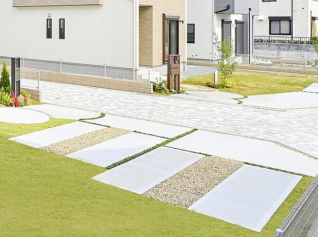 ∈【駐車場】駐車スペースは、コンクリートと砂利や芝生が配置されたデザインを施し、車を停めていない時にも美観を保ちます。∈
