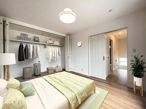 【洋室(約7帖)・施工例】
幅広タイプのクローゼットを設けました。南西向きのベランダに面しており、洋室の中で1番広く、主寝室にもおすすめです。