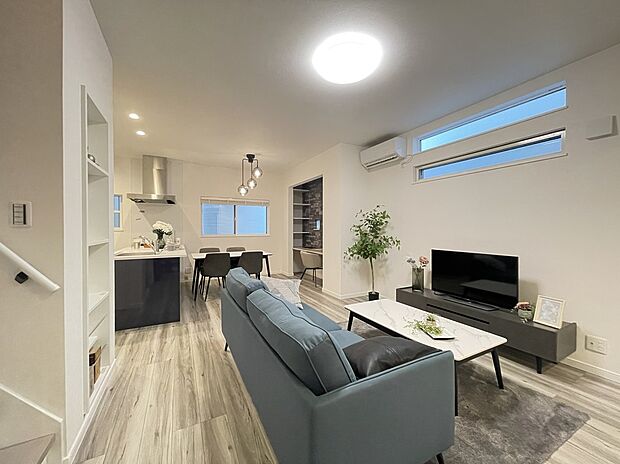 LDKは広々約18帖♪3面採光で、風通しが良く、快適にお過ごしいただけます。リビングとダイニングが同じ空間にありながら、使い分けがしやすいレイアウトです。/9号地モデルハウス