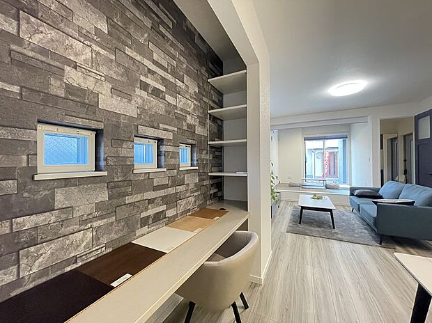 ダイニング横には、棚付きのワークスペースがございます。お子様のリビング学習や、パソコンで調べものをするなど、便利に使えます。/9号地モデルハウス