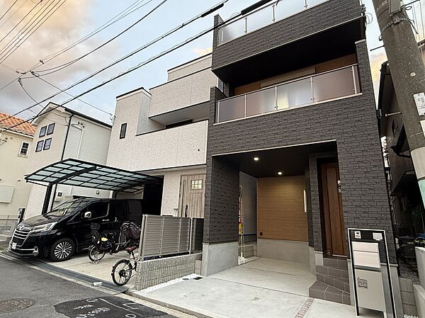 【前面道路含む現地外観写真】
内覧会開催中！ご予約お待ちしています。耐震等級3相当・省エネ等級4に対応！長く安心してお住まいいただける3階建て3LDK住宅です。