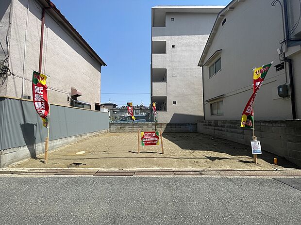 【前面道路含む現地写真】
ご家族が集うLDKを2階に配置しているため、外からの視線が気になりにくくのびのびと寛げます♪LDKは3ヶ所に収納付きで、住空間を有効に使えそうです。