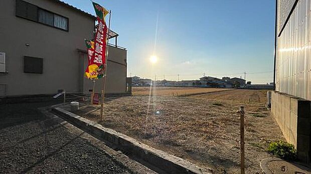 【現地写真】
南側は、隣の建物まで少し離れているので圧迫感がなく、より開放感があります。ぜひ現地にて周辺環境含めご見学くださいませ。