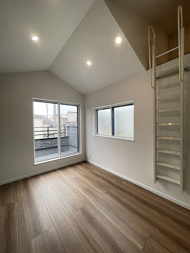 【【洋室(約6.5帖)・施工例】】陽光降り注ぐ南西向きのベランダに面した洋室。勾配天井を採用し、開放感があります。ロフト付きで、可動式のはしごを使って上り下りできます。