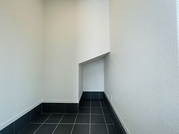 【【玄関土間収納・施工例】】玄関奥に設けた土間収納です。アウトドア用品や園芸用品、ベビーカーもすっきりと収めることができます。