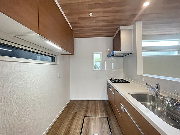 【【キッチン・施工例】】リビングを広く見渡せる対面式キッチンを採用しています。作業中もご家族とコミュニケーションを楽しめます。背面には吊戸棚付きで、収納スペースもしっかり確保。