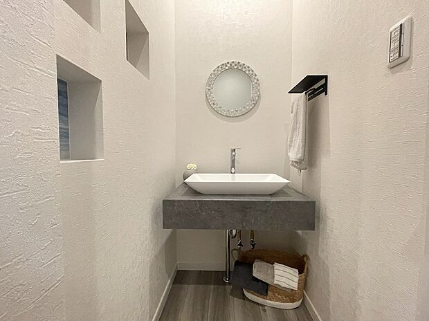 【玄関・手洗い器/9号地モデルハウス】玄関を入ると、すぐ左手に手洗い器がございます。帰宅後すぐに使え、お客様も洗面室まで行かずに手が洗えます。壁にはスクエア型の棚を4か所に設けました。