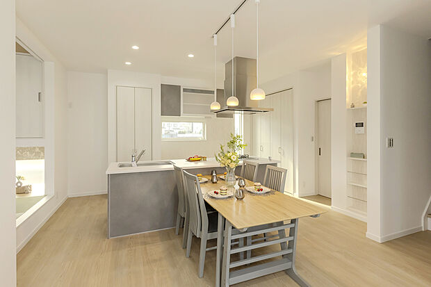 【9号地モデルハウス】【LDK/約18.5帖】
開放的なアイランドキッチンを採用しております。作業をしながら、ご家族やゲストとの会話が弾みます。