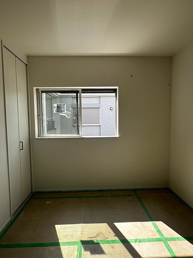 【【洋室/約5.75帖】】窓は腰高ですので、窓付近にも家具を配置することができ、お部屋のレイアウトを楽しむことができます。