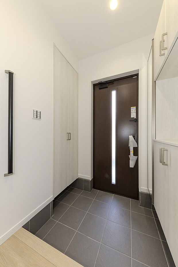 【【玄関/施工例】】SICとシューズボックス付きの玄関です。履物やアウトドア用品、ベビーカーなどをすっきり片付けられます。綺麗な玄関を保てそうです。