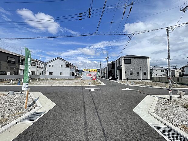 【【前面道路を含む現地写真】】スーパーやコンビニ、ドラッグストア、ホームセンターが徒歩8分圏内。お買い物に便利な住環境が整っています。