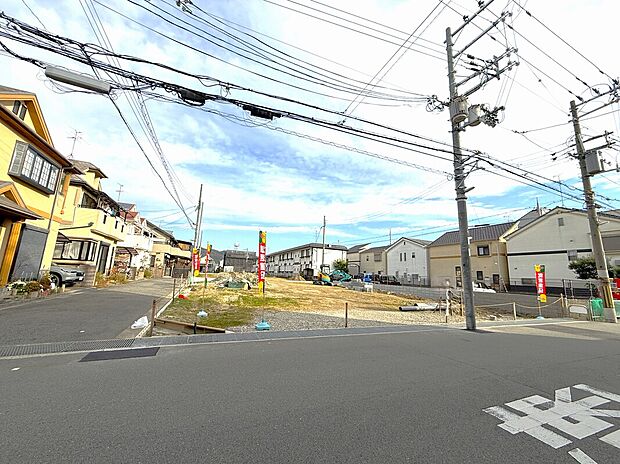 【【現地写真】】開放感のある角地を含む、全8区画の新しい街並み。その他の区画についてもお気軽にお問い合わせください。こだわりの建物プラン例をご用意しております。ご家族理想のマイホームを実現いただけます♪