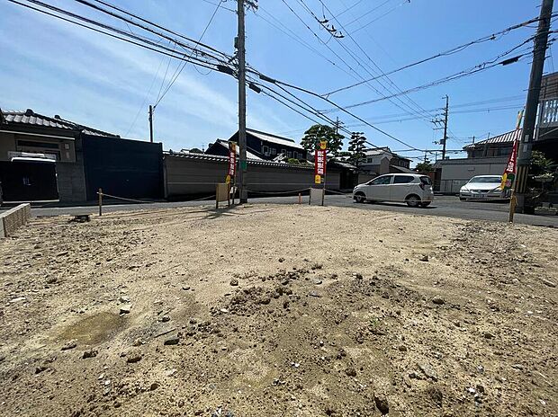 【【前面道路含む現地写真】】毎日の暮らしに欠かせないスーパー、ドラッグストア、コンビニなどの買い物施設が徒歩7分圏内に複数点在する住環境。気軽に買い出しに出かけられます♪