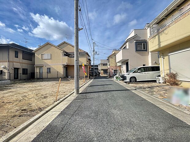 【【前面道路含む現地写真】】前面道路は北側につき、南向きのLDKなどプライバシーを保ちやすい間取りもご検討可能です。お気軽にお問い合わせください!