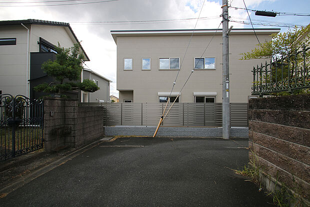 建物裏側から見た外観。やわらかなグレーで統一した、周囲の街並みに自然となじむシンプルで落ち着いたデザインです。