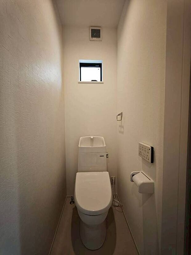 【トイレ（1階）】温水洗浄便座付き。トイレは1階・2階の2ヶ所