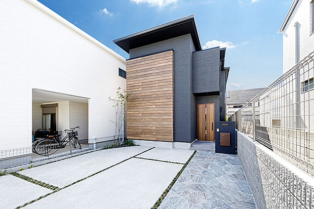 【弊社施工例外観写真】
ブラックと木目のコントラストが、洗練された印象を与える邸宅。近くの分譲地でもモデルハウス見学可能ですので、お問い合わせ下さい！