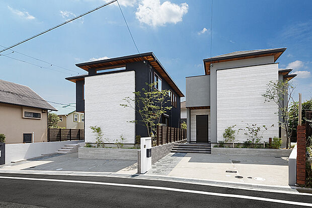 【弊社施工例/街並み外観】
グレーと黒の外観が青空に映える街並み。他の分譲地でもモデルハウス公開中ですので、是非一度ご覧ください!