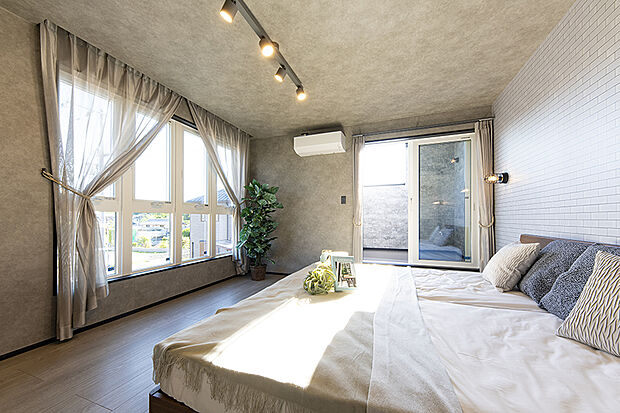 【【NEWモデルハウス／主寝室】】モダンな印象の主寝室は、とびきり落ち着く空間に。大きな窓から差し込む光で、朝の目覚めも快適です。