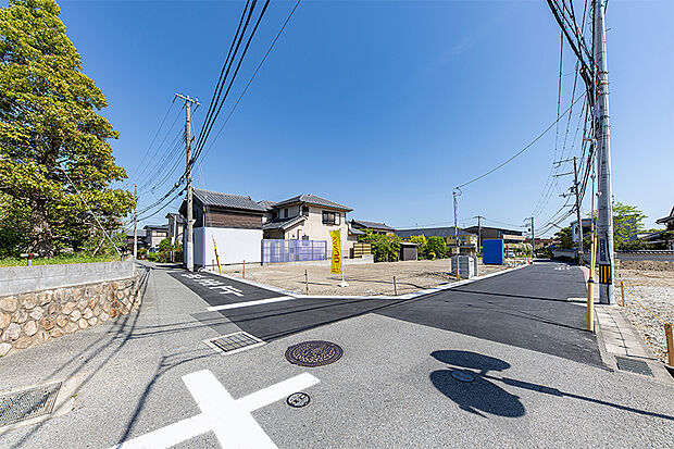【【現地写真】】暮らしに欠かせない陽当りは抜群！前面道路も広く、青空が映える穏やかな現地は永住に最適の地です。ぜひ一度現地に足を運びご体感ください！