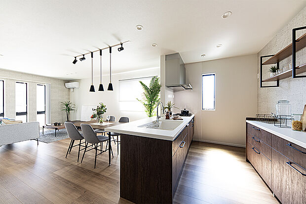 【【近くの分譲地で公開中のモデルハウス／LDK】】自然光と木目の優しさが調和するLDK空間。ライトを消してもこれだけ明るいのは魅力ポイント。