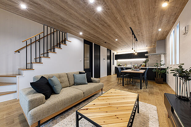 【【弊社施工例/LDK】】木目の温かみを存分に感じられるように、クロスも家具もナチュラルなトーンで仕上げました。落ち着きある空間はご家族団欒の場にピッタリです。