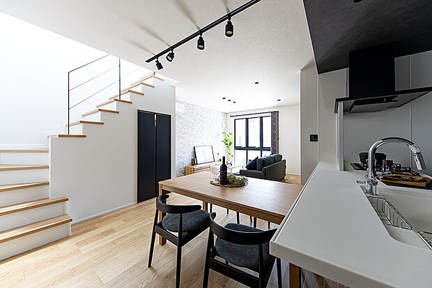 【【弊社施工例／LDK】】明るい光が差し込むLDKには、リビング階段を設けました。ご家族のコミュニケーションが自然とアップする素敵な空間の誕生です。