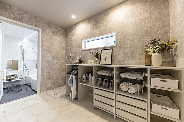 【【近くで公開中のモデルハウス／ランドリールーム】】浴室と隣接させることで、家事動線がスムーズに。洗濯物が一か所で終わるのでママも嬉しいつくりです！