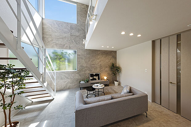 【【近くで公開中のモデルハウス／LDK】】白とグレーのカラーリングが清潔感を感じさせるリビングには、吹抜けから沢山の光を採り込み更に明るさをプラス。大切な人との語らいの場に相応しいLDKの完成です。