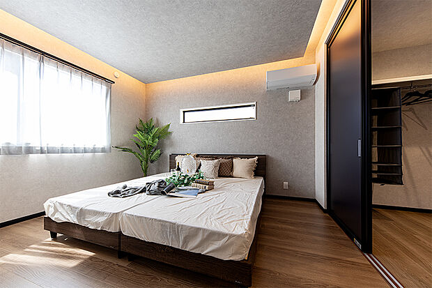 【【他の分譲地で公開中のモデルハウス／主寝室】】日々の疲れを癒す主寝室は、目覚めも気持ちの良いように大きな窓を設けました。また横に広いワイドクローゼットは、どこに何があるか一目瞭然で使いやすさバッチリ。