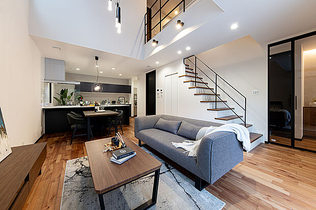 【【弊社施工例／LDK】】ご家族団欒の場に相応しい、温もり溢れるLDK。落ち着いた色の木目を使っているので、しっかり高級感もあって◎