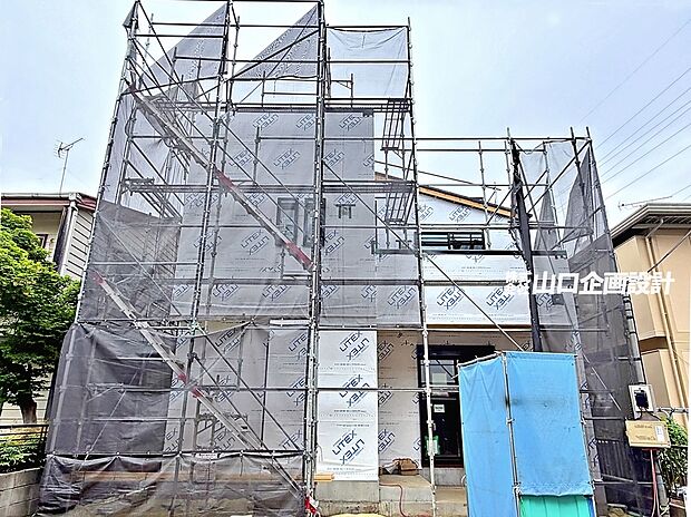 【現地写真 2026年6月撮影】透湿防水シートの施工が終わったようです。
「湿気を透過させ、水滴を防ぐ」機能を持ったシートです。家の中の湿気が壁の中で結露するのを防ぎ、 外の雨水が室内に入り込むのを防ぎます。