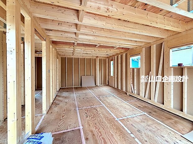 【室内施工中写真　LDK　2026年6月撮影】広々とした空間が広がっています。着々と工事が進んでいます。上の階（2階部分）を作っています。