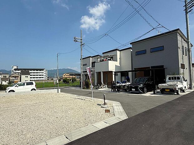 【現地土地写真】
全37区画の大型分譲地!近鉄長野線「川西」駅まで徒歩6~8分の立地です。「大阪阿倍野橋」駅まで乗り換えなしでアクセス可能◎通勤通学やお出かけにも便利です。/2025年7月撮影