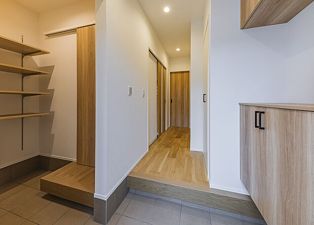【玄関/当社施工例】
玄関から住空間が見えづらい、プライバシーに配慮した間取り設計◎マルチクロークが備わっており、靴のほか雨具やベビーカーなども収納いただけます。