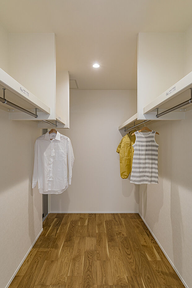 【【WIC/当社施工例】】廊下と洋室から出入り可能な2WAY仕様。ハンガーパイプ付きのため、ワンピースやコートなど丈の長い衣類を掛けて収納できます。