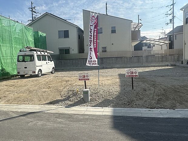 【【現地土地写真】 】周辺は住宅が建ち並ぶ落ち着いた住環境です。道路沿いにグランドライトを設置し、街並みに統一感をもたらしています。/2024年12月撮影