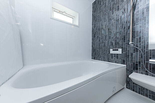 【【モデルハウス写真/浴室】】浴槽は半身浴やお子様との入浴に便利な、ベンチタイプを採用。浴室暖房乾燥機を搭載することも可能です。天候や時間帯を気にせず、いつでも洗濯物を乾かすことができます。