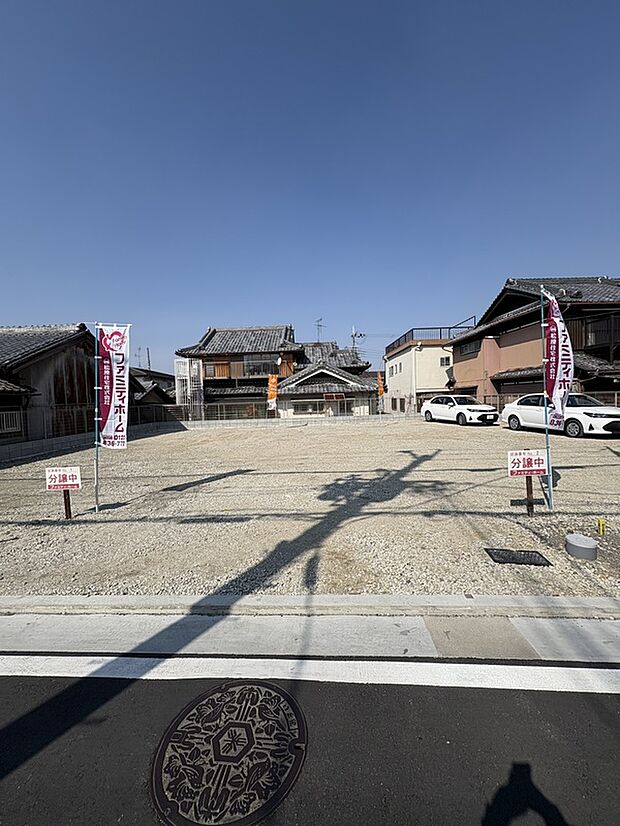 【【現地土地写真】】第一種中高層住居専用地域に位置しています。建ぺい率は60%、容積率は200%。建築可能な建物のボリュームなど、お気軽にご相談くださいませ。