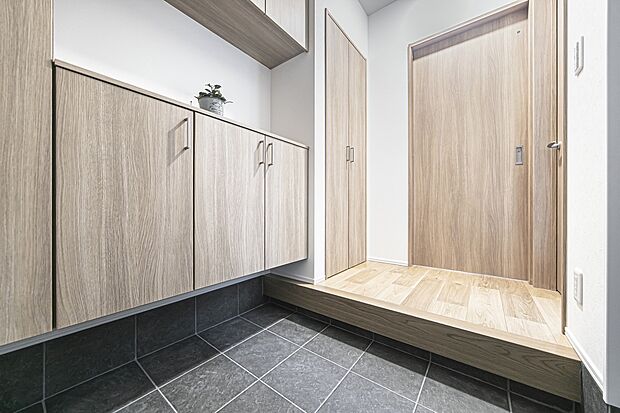 【【玄関/5号地モデルハウス】】シューズボックス・収納スペースが備わり、玄関周りをすっきりと保てます。玄関ドアを開けても直接室内が見えにくい、プライバシーに配慮した設計です。/2025年10月撮影